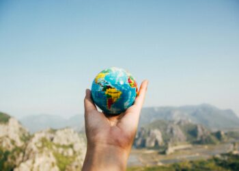 Die Vor- und Nachteile des Reisens mit Begleitern vs. Alleinreisen